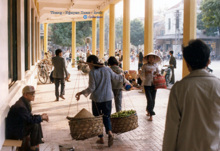 Vỉa hè phía ngoài Bách hóa Tràng Tiền.