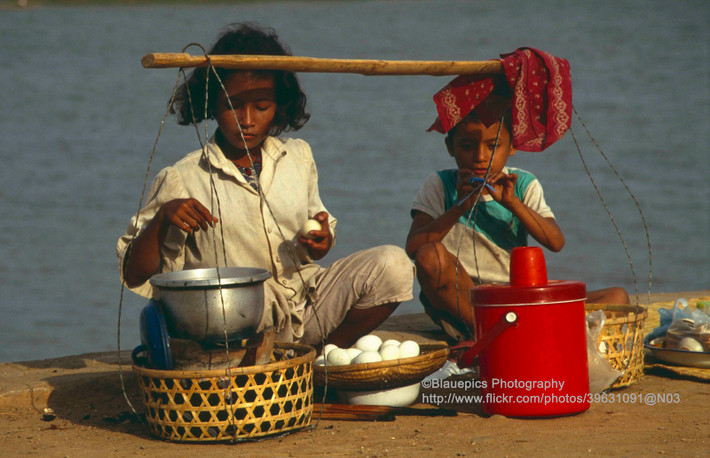 Hàng trứng vịt lộn bên bờ sông Mekong.