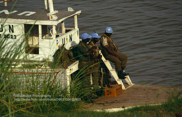 Binh sĩ Ghana thuộc lực lương Liên Hợp Quốc tuần tra trên sông Mekong ở Phnom Penh.