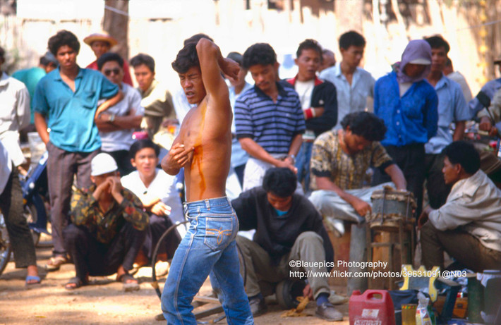 Màn diễn kiểu "Sơn Đông mãi võ" của những người bán thuốc dạo: Chàng thanh niên lấy dao lam tự rạch vào cơ thể rồi bôi thuốc để quảng bá công dụng chữa lành.