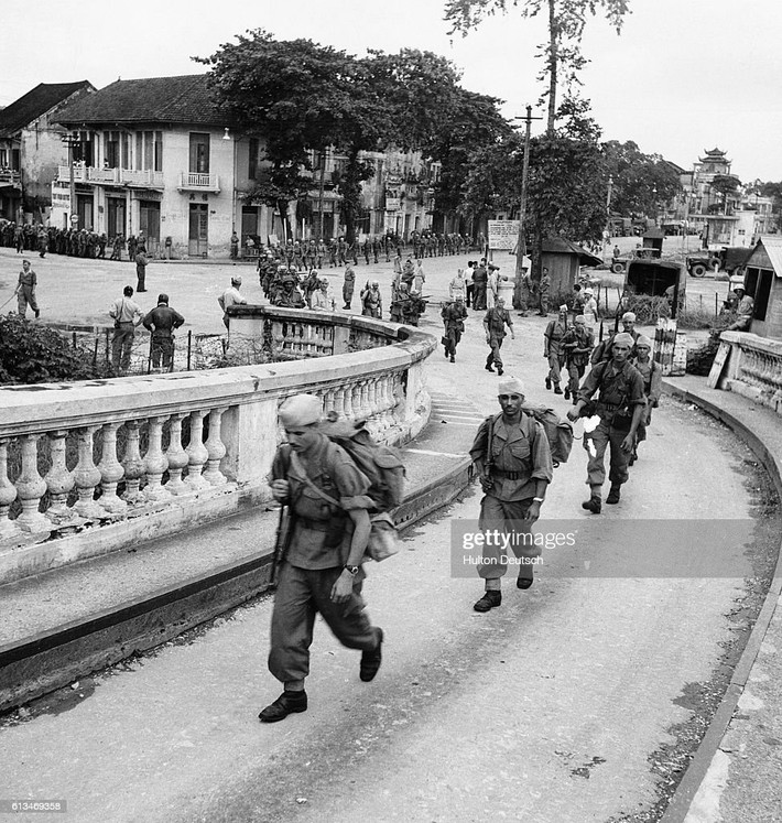 Quân Pháp triệt thoái khỏi Hà Nội theo ngả cầu Long Biên, ngày giải phóng Thủ đô 10/10/1954. Ảnh: Getty Images.