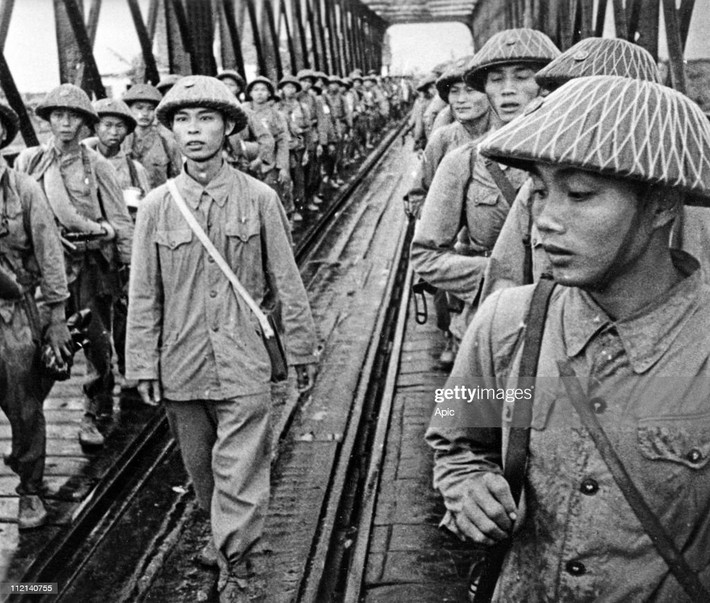 Các chiến sĩ Việt Minh tiến vào tiếp quản Thủ đô Hà Nội từ cầu Long Biên.