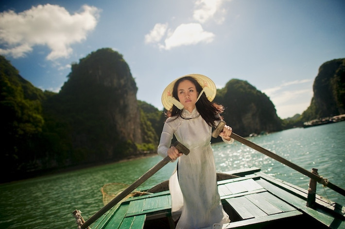 Trên sóng nước Hạ Long.