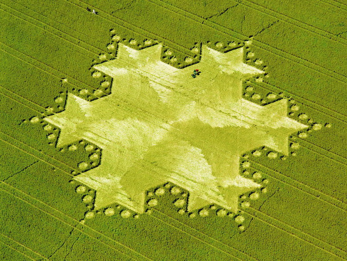 Một số nhà khoa học thì cho rằng crop circle là hệ quả của các cơn gió xoáy, vốn phổ biến ở khu vực miền Nam nước Anh. Nhưng giả thiết này không mấy thuyết phục vì gió xoáy không thể tạo nên những cầu trúc hình học hoàn hảo đến như vậy.