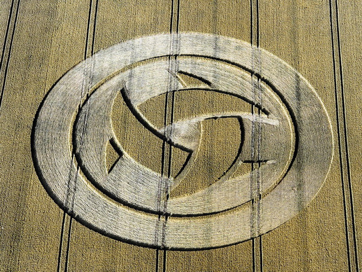 Trên thực tế, đã có nhiều người nhận mình là tác giả của crop circle và nhiều vòng tròn “nhân tạo” như vậy được thực hiện bằng các biện pháp cơ học trước sự quan sát của truyền thông.