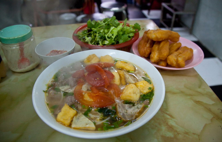 Bún riêu, món bún có vị chua và màu sắc bắt mắt.