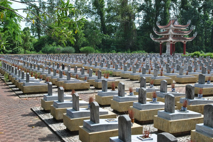 Nghĩa trang liệt sỹ Trường Sơn thuộc địa phận xã Vĩnh Trường, huyện Gio Linh, tỉnh Quảng Trị là nơi an nghỉ đời đời của hơn 10.000 chiến sĩ đã hy sinh trên tuyến đường mòn Hồ Chí Minh trong thời kì chống Mỹ cứu nước. Đây là một công trình đền ơn đáp nghĩa đồ sộ nhất, quy mô nhất có tính nghệ thuật cao, thể hiện lòng thương nhớ sâu sắc, niềm biết ơn và sự tôn vinh đối với những người con đã không tiếc máu xương cho sự nghiệp đấu tranh giải phóng và thống nhất đất nước. Ảnh: Phuot.vn.