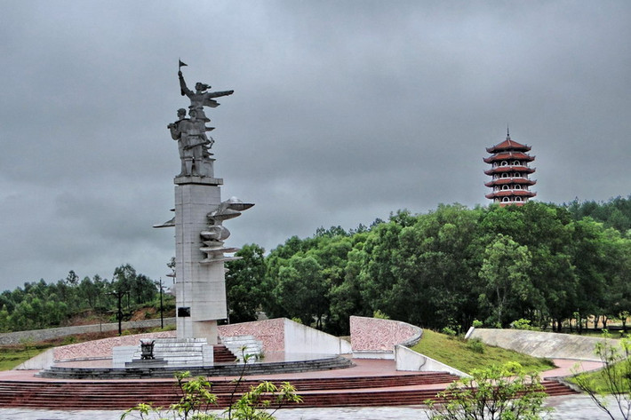 Ngã ba Đồng Lộc (huyện Can Lộc, Hà Tĩnh) là điểm giao thông quan trọng, bị không quân Mỹ tập trung đánh phá dữ dội trong chiến tranh. Nơi đây có một tiểu đội thanh niên xung phong có nhiệm vụ canh giữ giao điểm, phá bom và sửa đường thông xe gồm 10 cô gái trẻ, tuổi từ 17 đến 22. Vào chiều 24/7/1968, 1 quả bom rơi xuống ngay sát miệng hầm khiến 10 cô gái hi sinh. Sự ra đi anh dũng ấy đã trở thành một huyền thoại trong lịch sử đấu tranh của dân tộc Việt Nam. Ảnh: Panoramio.com.