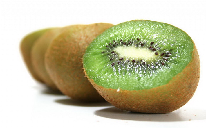 Kiwi là "đặc sản" của New Zealand có thể ăn tươi, làm salát hay hoa quả trộn với vị chua ngọt rất lạ miệng. Có hai loại kiwi là kiwi vàng và kiwi xanh, được bán với giá từ 90.000 đ đến 110.000 đ/kg.