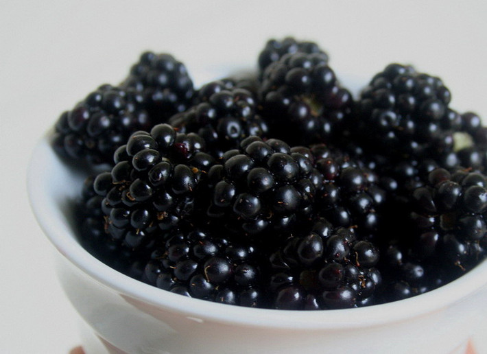 Mâm xôi đen (blackberry) xuất xừ từ Âu - Mỹ, có vị ngọt mát, ăn liền 3 - 4 quả sẽ ngọt hơn. Loại quả này được cho là có khả năng chữa bệnh ung thư đại tràng. Giá tham khảo: 155.000 đồng cho 1 hộp nặng 170g.