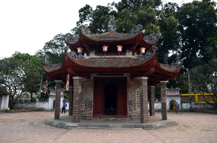 Chùa Láng (Chiêu Thiền tự) là ngôi chùa có từ thời Lý, được xây ở làng Láng, nay thuộc phường Láng Thượng, quận Đống Đa, Hà Nội. Điểm nhấn về nghệ thuật kiến trúc phong thủy của chùa là nhà bát giác ở giữa sân chùa, với mái chồng, 2 tầng, 16 mái với những đầu đao cong vút, uốn lượn rất thanh thoát. Đỉnh nóc được đắp họa tiết 4 con phượng đang múa uyển chuyển. Tầng mái bên trên đắp 8 con rồng cuộn tượng trưng cho sự tồn tại của 8 triều vua nhà Lý. Ảnh: Phạm Ngọc Quyết.