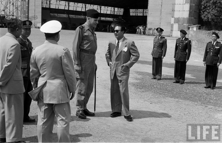 Trong bức ảnh này, phóng viên tạp chí Life chụp Bảo Đại tại sân bay Gia Lâm, Hà Nội, tháng 3/1954. Tháng 3/1949 Bảo Đại về nước và đến ngày 1/7/1949 thì được tấn phong làm Quốc trưởng trong Chính phủ Lâm thời của Quốc gia Việt Nam do thực dân Pháp hậu thuẫn.