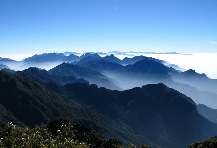 Dãy núi Hoàng Liên Sơn rộng 30 km, chạy dài 180 km giữa hai tỉnh Lào Cai và Lai Châu, kéo dài đến tận phía tây tỉnh Yên Bái là nơi có đỉnh Phan Xi Păng cao 3.142m - được coi là nóc nhà của Đông Dương. Có rất ít điểm dân cư trên dãy núi này do địa hình hiểm trở và mùa đông rất lạnh giá.