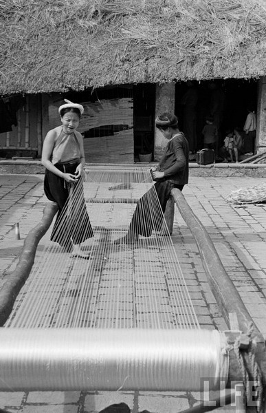 Thiếu nữ dệt vải.
