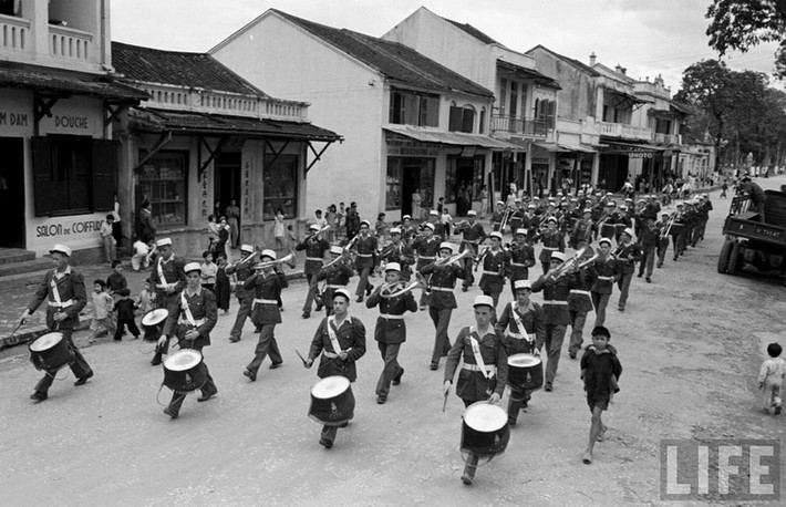 Ban quân nhạc Pháp diễn hành trên con đường chính của Lạng Sơn.