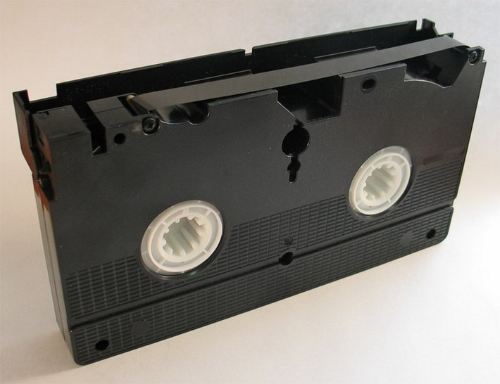 Một băng video gồm một vỏ băng bằng nhựa, trong đó có một dây băng từ. Cũng như băng Compact Cassette (loại băng nhỏ hơn, chỉ lưu trữ âm thanh, ở Việt Nam thường gọi là “băng cassette”), băng video có thể dùng để ghi đi ghi lại nhiều lần những nội dung khác nhau.