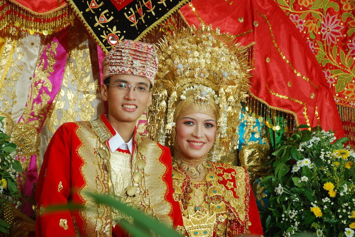 Theo giả thuyết nhà nghiên cứu độc lập Trương Thái Du đưa ra, sau thất bại của cuộc khởi nghĩa Hai Bà Trưng, vào cuối năm 43 một bộ phận người Việt đã lên thuyền ra khơi và dạt vào Eo biển Malacca nhờ gió mùa Đông Bắc. Tiếp đó, họ định cư tại khu vực phía Tây đảo Sumatra và trở thành dân tộc Minangkabau ngày nay. Ảnh: Cô dâu và chú rể người Minangkabau trong đám cưới.