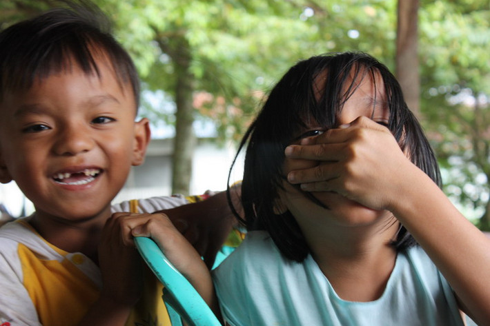 Ngày nay có hơn 4 triệu người Minangkabau sinh sống tại tỉnh Tây Sumatra, trong khi có hơn 3 triệu người khác sinh sống rải rác tại nhiều thành thị của Indonesia và bán đảo Mã Lai. Nam giới Minangkabau nổi tiếng là những nhà kinh doanh giỏi do phải đi lập nghiệp xa và giao nhà cửa cho người phụ nữ quản lý.