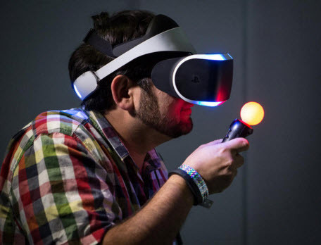 2. HTC Vive. HTC Vive là một thiết bị thực tế ảo khác dựa trên PC do gã khổng lồ game Valve “chống lưng” vốn dự định bán ra trong năm 2015 nhưng cuối cùng đã bị trì hoãn tới tháng 4/2016.