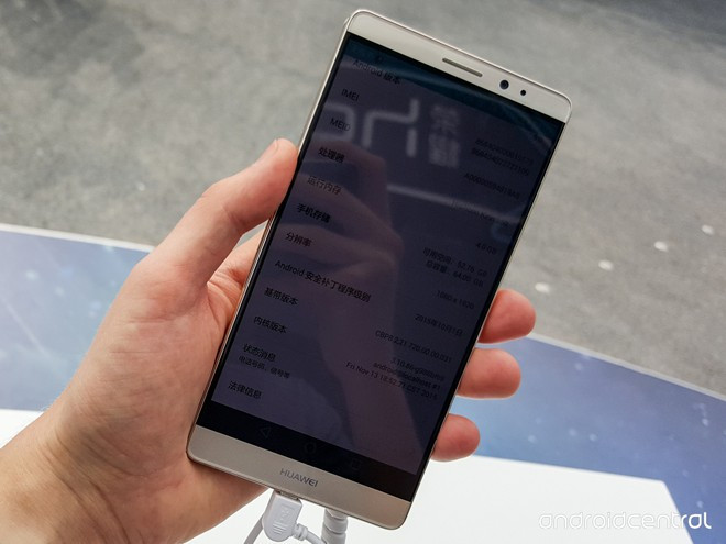 Giống Ascend Mate 7, Mate 8 vẫn sở hữu thiết kế kim loại nguyên khối và màn hình kích thước 6 inch với độ phân giải Full HD (1.920 x 1.080 pixel). Phablet mới có viền mỏng và mặt kính 2,5D với công nghệ cắt kim cương hơi cong về phía cạnh giúp người dùng cầm giữ máy và sử dụng thuận tiện hơn.
