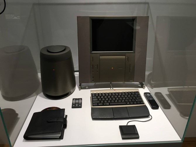 Apple 20th Anniversary Macintosh, một phiên bản Macintosh đặc biệt kỷ niệm 20 năm thành lập.