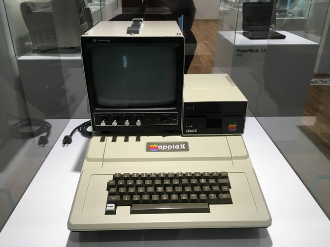Apple II là chiếc máy tính đầu tiên dành cho người dùng phổ thông của hãng, màn hình trắng đen hiệu Sanyo.