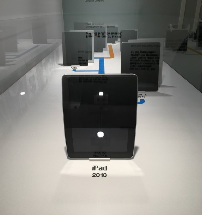 iPad cũng là sản phẩm mang tính "biểu tượng" của Apple, khái niệm máy tính bảng (tablet) cũng dần phổ biến hơn từ khi iPad ra đời năm 2010.