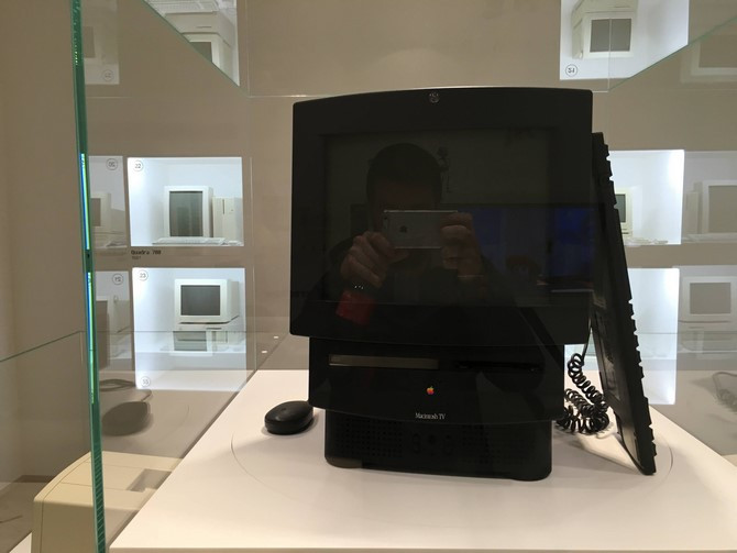 Đây là Macintosh TV, máy tính Mac "kiêm" luôn cả một chiếc TV