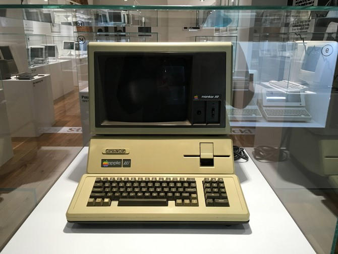 Máy tính Apple III cùng màn hình Monior III.