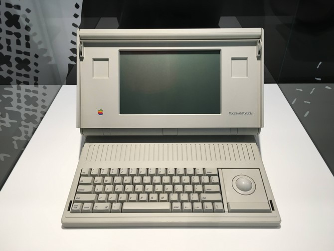 Máy tính Macintosh Portable.