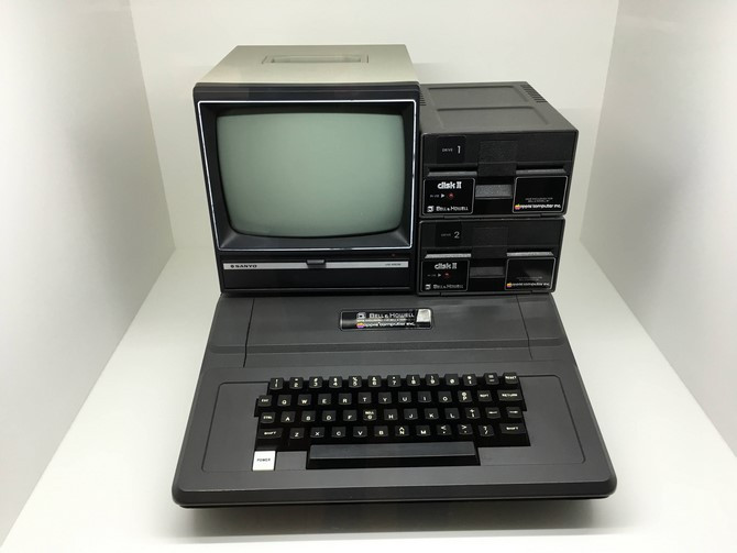 Phiên bản Apple II này là kết quả hợp tác giữa Apple với Bell & Howell, cũng được trưng bày cùng màn hình trắng đen Sanyo.