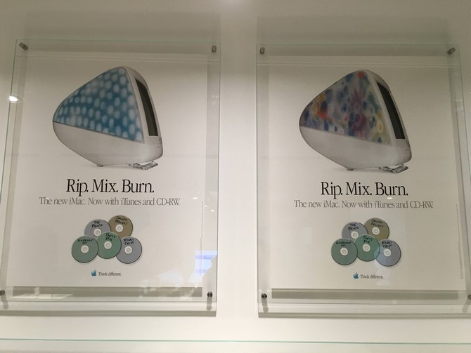 Poster quảng cáo cho Apple và dòng máy tính iMac G3, nhấn mạnh tính năng… ghi đĩa CD.