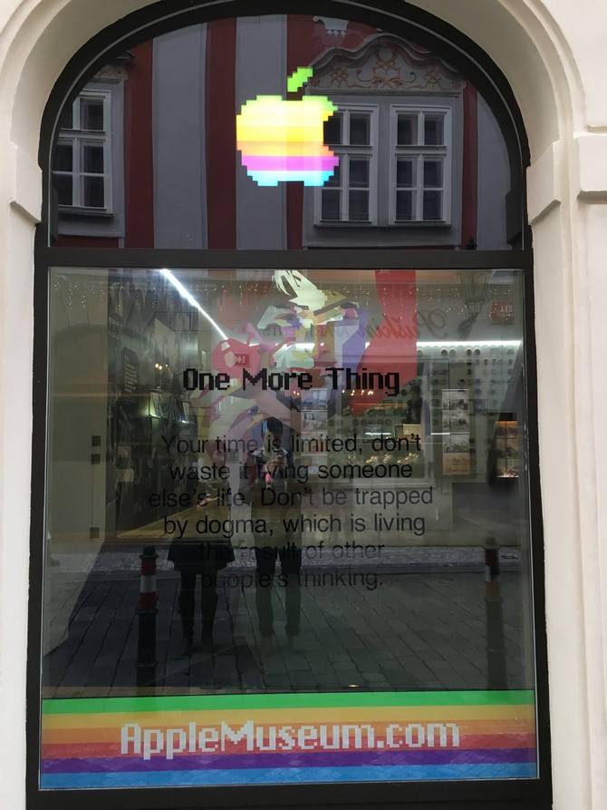 Lối vào Bảo tàng có logo Apple 6 màu theo dạng 8-bit, cùng dòng chữ One More Thing đã trở thành "huyền thoại" mỗi khi Steve Jobs (mà sau này là Tim Cook) vẫn thường sử dụng mỗi khi giới thiệu một dòng sản phẩm mới.