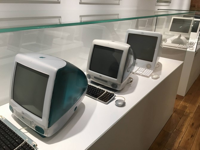 Sự thay đổi của iMac và MacBook, từ những chiếc máy tính cồng kềnh, nhiều màu sắc...