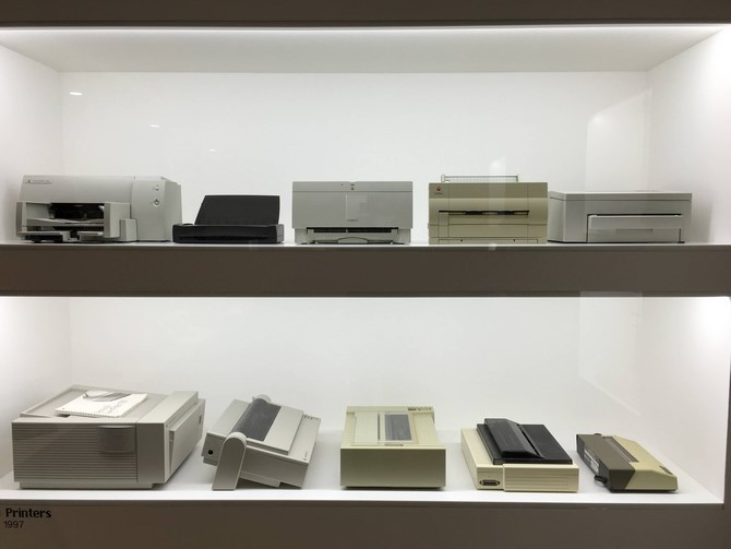 "Bộ sưu tập" máy in Apple của những năm 1997.