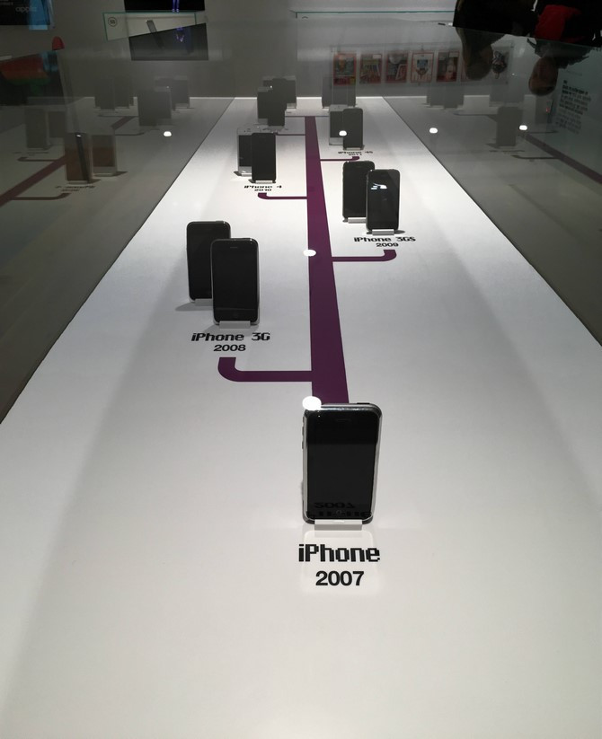 Bạn đếm được bao nhiêu chiếc iPhone trong hình?