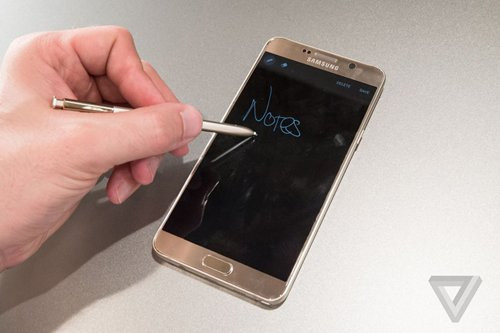 1. Samsung Galaxy Note 5. Ngoài thiết kế ấn tượng đi kèm bút S –Pen đa tính năng, “siêu phẩm” Galaxy Note 5 của Samsung ghi điểm mạnh bởi được tích hợp chip Exynos 7420 tám nhân cực nhanh. Được biết, loại chipset này đã được nâng cấp rất nhiều qua nhiều dòng Galaxy S và có tốc độ khá “đỉnh”. Đồng thời, bộ nhớ RAM đi kèm với Note 5 cũng được nâng lên tới 4GB.