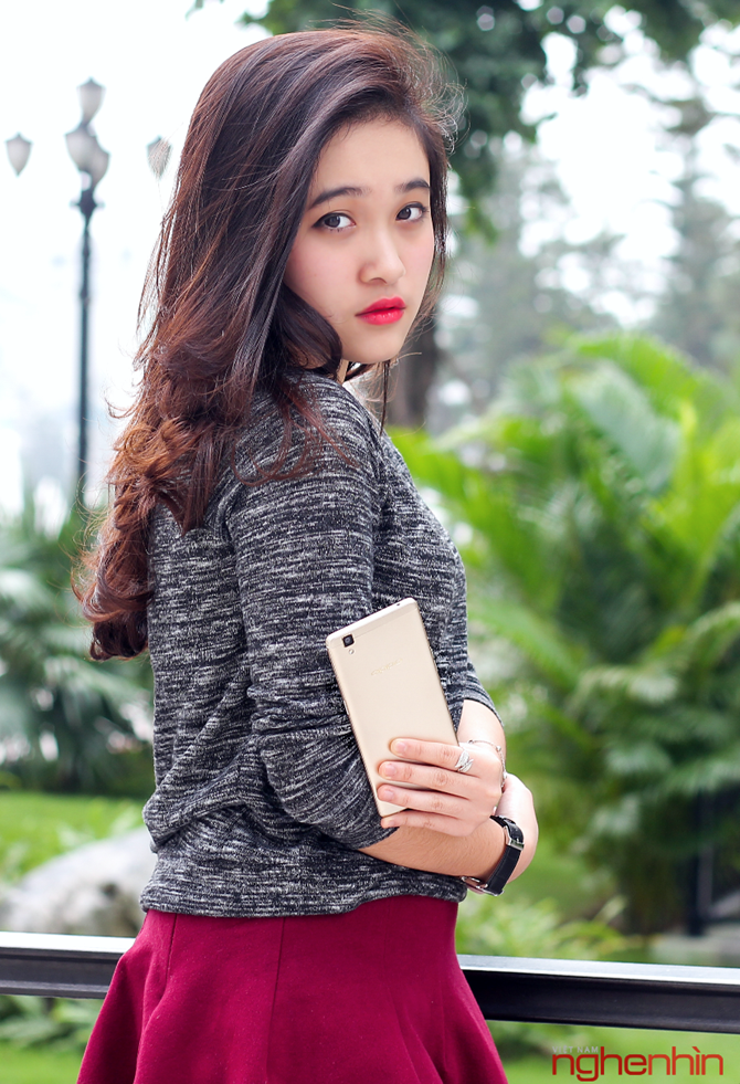 Điểm khác biệt máy đã khoác lên mình lớp màu vàng kim (và vàng hồng) hai sắc màu xu thế của giới công nghệ và thời trang hiện nay.