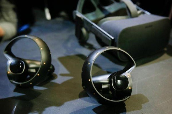 1. Oculus Rift và Touch Công nghệ thực tế ảo chắc chắn là một xu hướng lớn trong năm 2016. Oculus Rift phiên bản sản xuất chắc chắn sẽ chính thức được phát hành trong quý đầu tiên của năm tiếp theo.