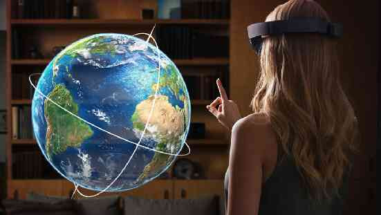 4. Microsoft HoloLens HoloLens kết hợp tính năng thực tế ảo và tính năng tăng cường thực tế, nó không cần có một thiết bị bên ngoài độc lập mà có thể tạo ra một hình ảnh ảo ở phía trước của người dùng. HoloLens dự kiến sẽ được phát hành vào đầu năm tới với giá khoảng 3.000 USD.