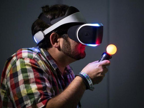 3. Sony PlayStation VR Sony PlayStation VR là sản phẩm đầu tiên trong lĩnh vực thực tế ảo. Không giống như hai thiết bị trước, PlayStation VR sẽ chỉ hỗ trợ riêng của Sony PS4 console. Thiết bị này sẽ được phát hành trong nửa đầu năm tới.