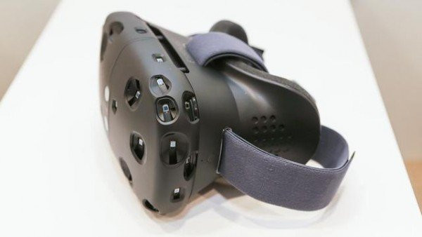 2. HTC Vive HTC Vive là sản phẩm phối hợp sản xuất của HTC và Valve được lên kế hoạch trình làng vào năm nay, nhưng vì nhiều lý do nên nó được hoãn đến tháng Sáu năm tới. Nó cũng là thiết bị thực tế ảo được mong đợi trong thời gian tới.