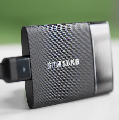 12. Samsung SSD T1 Dòng ổ cứng này đến từ Samsung, có tốc độ đáng kinh ngạc. Theo Mashable, sản phẩm có thể sao chép một tập tin 3GB chỉ trong vòng 8 giây, và chỉ 37 giây đối với tập tin phim 4K dung lượng 15GB (sao chép từ MacBook Air sang T1). Thực tế, tốc độ sao chép của một tập tin 15GB với ổ cứng thông thường có thể lên đến 3 phút.