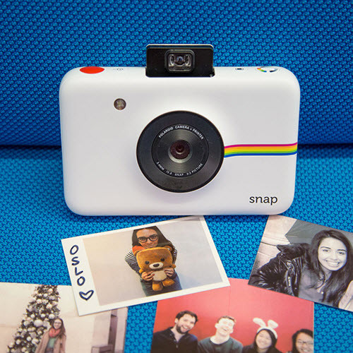 11. Polaroid Snap Tại triển lãm IFA 2015 tại Berlin (Đức), Polaroid đã trình làng dòng máy ảnh nhỏ gọn Snap mang dáng vấp như logo của mạng xã hội Instagram. Máy ảnh này có độ phân giải 10MP, hỗ trợ in ảnh ngay khi vừa chụp xong (thông qua bộ nhớ đệm), hoặc chụp ảnh vào thẻ nhớ microSD (dung lượng thẻ nhớ tối đa 32GB).