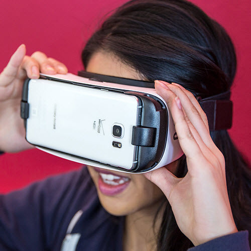 17. Samsung Gear VR Gear VR là chiếc kính thực tế ảo phụ thuộc nhiều vào chiếc smartphone. Sản phẩm chỉ chứa đựng một cặp mắt quang học cùng với bộ cảm biến đem lại những trải nghiệm mượt mà. Tuy nhiên, Gear VR chỉ tương thích với Galaxy S6, Galaxy S6 Edge, Galaxy Note 5 và Galaxy S6 Edge+, giá 99 USD.