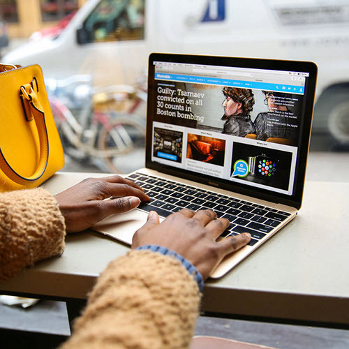 16. Apple MacBook Apple MacBook mới ra mắt trong năm 2015 mặc dù có giá khá cao - 1.299 USD, nhưng sẽ là một lựa chọn không bao giờ hối tiếc. Máy mỏng nhẹ, được thiết kế lại ở bàn phím và trang bị cổng USB Type-C.