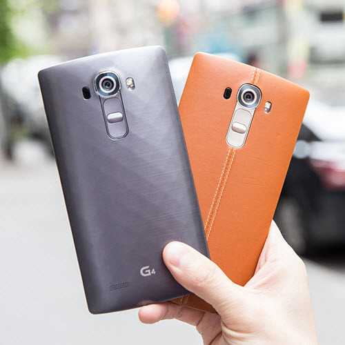 18. LG G4 LG G4 là sản phẩm không được đánh giá cao về sự đột phá về thiết kế. Song điều này không có nghĩa là tất cả mọi thứ trên LG G4 cũng như vậy. Nếu như thiết kế không có nhiều sự khác biệt thì màn hình, camera cho đến chất liệu lại có những bước đổi mới đáng kinh ngạc.