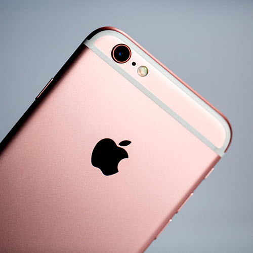 5. iPhone 6S/iPhone 6S Plus. iPhone 6S và iPhone 6S Plus đều có ngoại hình giống y hệt người tiền nhiệm, nhưng đã được nâng cấp vi xử lý, RAM và cả camera. Đặc biệt, công nghệ 3D Touch giúp phân biệt lực nhấn lên màn hình cảm ứng hứa hẹn sẽ là nền tảng quan trọng cho sự ra đời của hàng loạt ứng dụng, game mới.