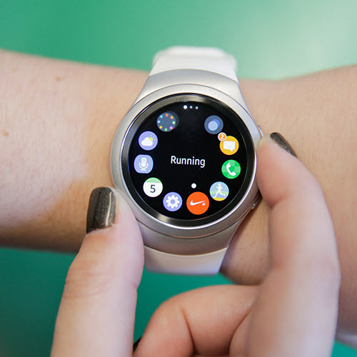 7. Samsung Gear S2. Có giá bán từ 299,99 USD, Gear S2 tỏ ra rẻ hơn so với đối thủ Apple Watch. Ngoài tính năng xem giờ thông thường, Gear S2 còn ố chức năng theo dõi sức khỏe, lên lịch nhắc nhở,...