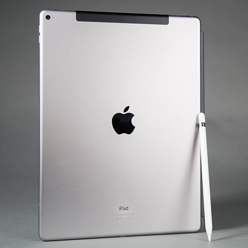 3. Apple iPad Pro. Màn hình bự, hỗ trợ bút cảm ứng Apple Pen, đó là hai điểm đáng chú ở dòng máy tính bảng này. Mashable đánh giá đây là chiếc iPad tốt nhất từng xuất hiện trên thị trường.